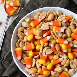 Candy Corn e arachidi mescolati in una ciotola con un po' di lato