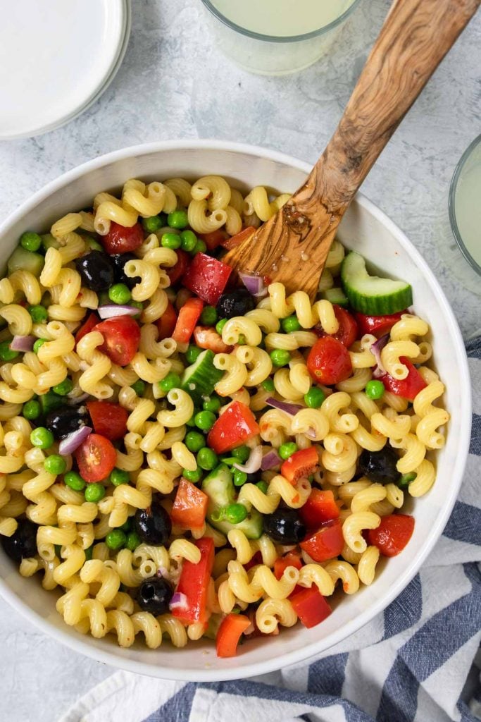 Easy Pasta Salad with Tons of Veggies | Mom's Dinner